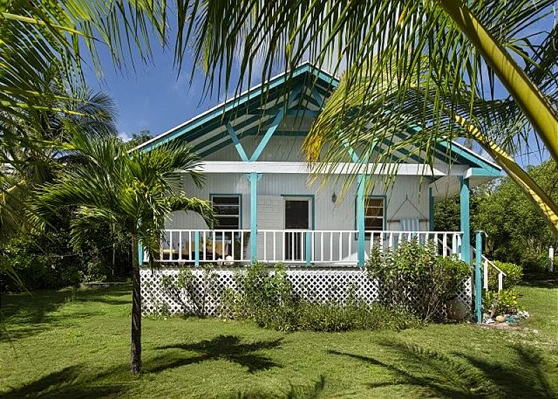 ORCHID COTTAGE-COLOURFUL BAHAMIAN COTTAGE STEPS FROM ATLANTIC BEACH