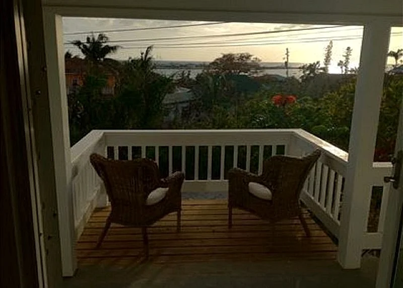 Romantic, luxurious cottage with stylish comtemporary decors, ocean views.
