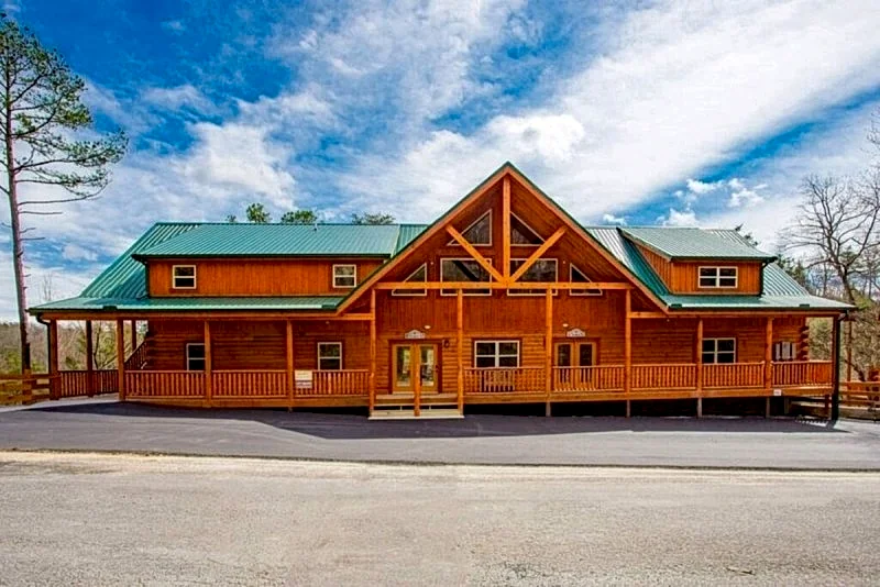 Sherwood Forest Mansion, indoor pool, sleeps 44. Home theater seats 32