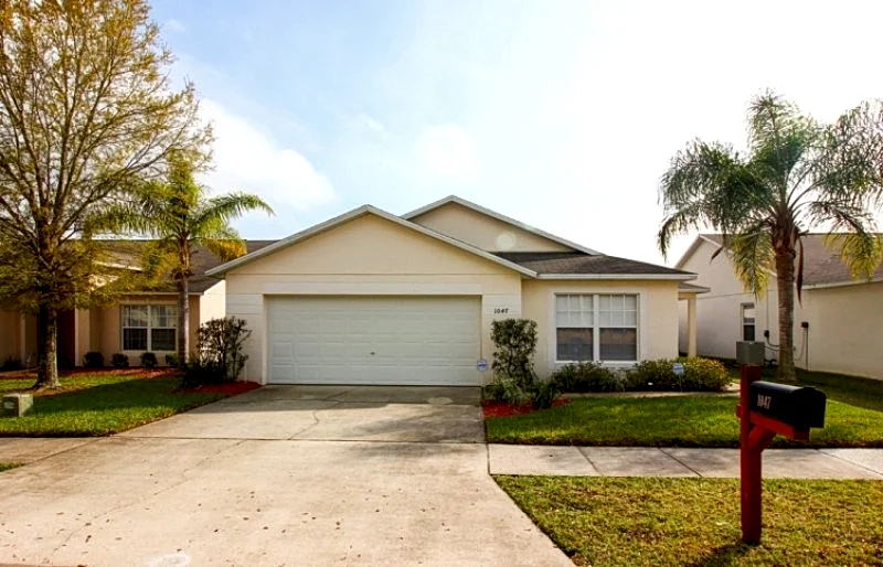 4 Bed 3 Bath Villa with Private fenced Pool Area and Spa