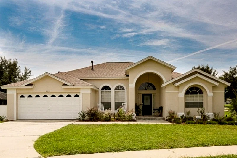 5 Bed, 4 Bath, Sleeps 10, Private Screened Pool + Jacuzzi, Lanai, Games Room and Internet