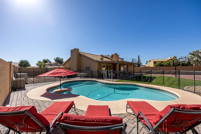 Family Fun Getaway. Sleeps up to 18, heated pool, basketball court