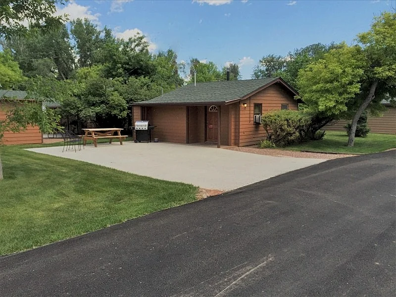 Studio Deluxe Cabin Thirty Minutes to Mt Rushmore - In Rapid City On Canyon Lake Thirty Minutes from Mt Rushmore