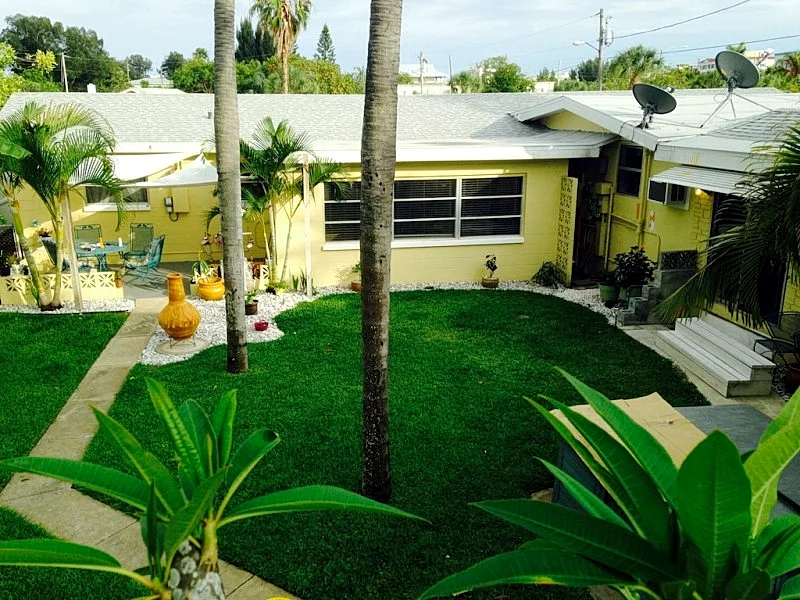 Alice's Beach Bungalows 1 Bdrm 500' To The Beach