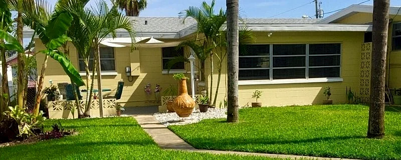 Alice's Beach Bungalows 2 Bedroom Home 500' to the Beach!
