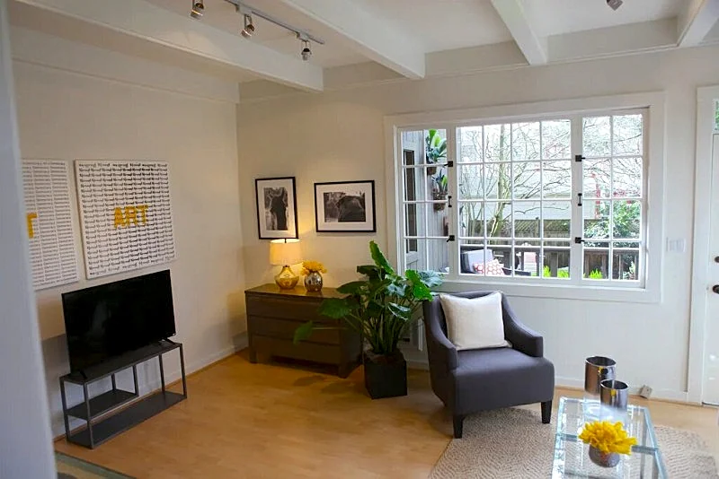 Beautiful, modern 1br garden space and central location