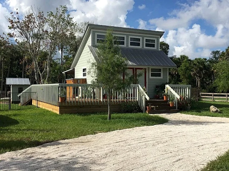 Shack In The Back: King & Queen Beds, YES to pets! Very UNIQUE decor