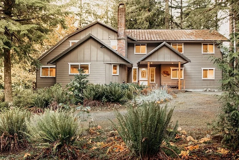 Mt Baker Lodging Cabin 3 is a Very large cabin on acreage