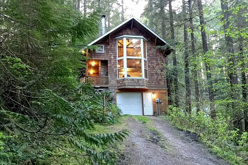 Snowline Cabin #25 A country-style pet friendly cabin with a hot tub and wifi!