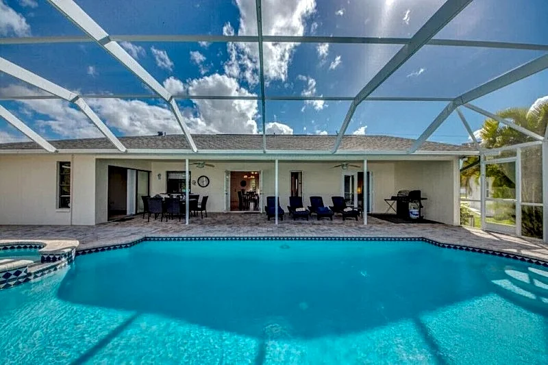 Private Oasis with pool and Jacuzzi on the water