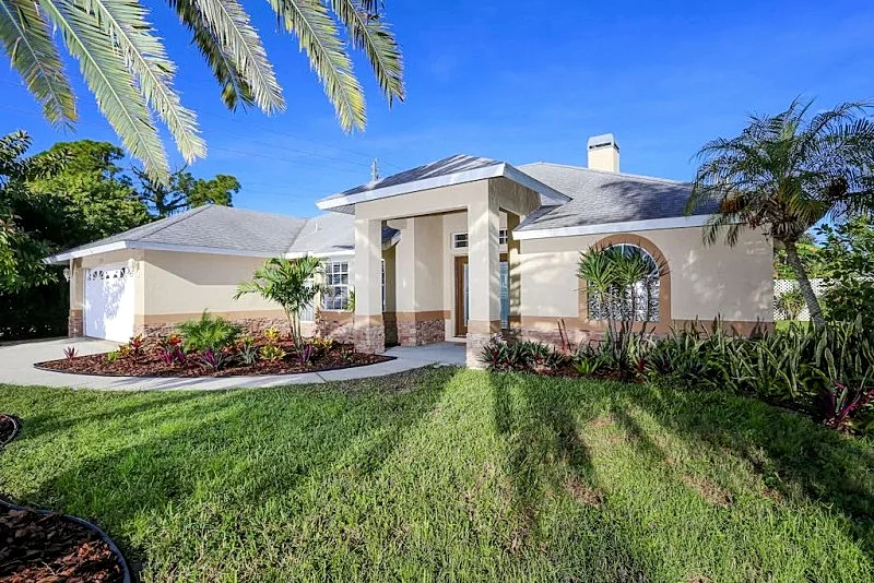 Beautiful Pool Home Close To Many Beaches