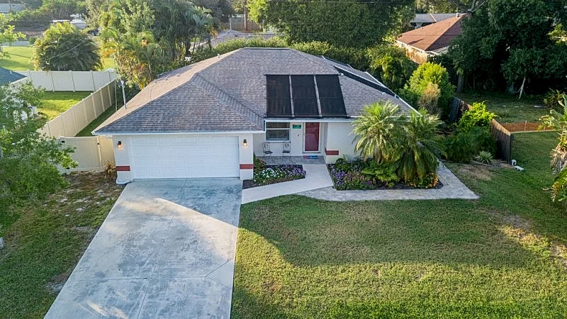 SOUTH VENICE HOME WITH A HEATED POOL, CLOSE TO GORGEOUS BEACHES
