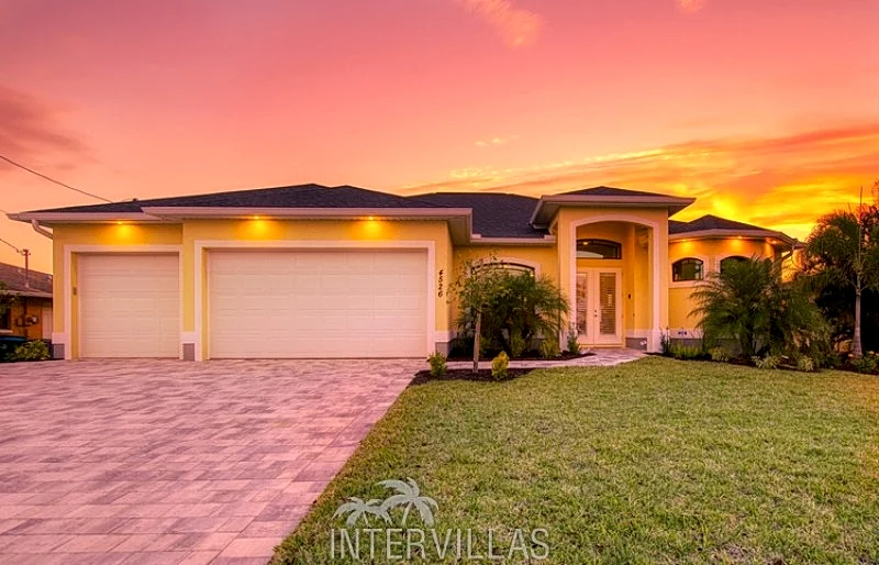 Cape Coral Vacation Rentals | Villa Solaris at the Lake